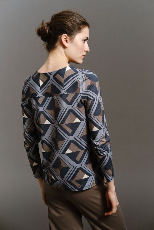 Camiseta con escote tunecino