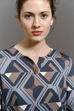 Camiseta con escote tunecino