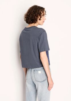 Camiseta corta y logos