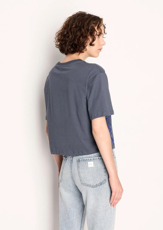 Camiseta corta y logos