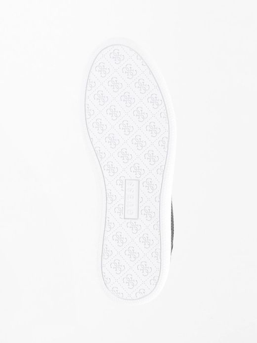 Sneakers combinada con cuero liso.