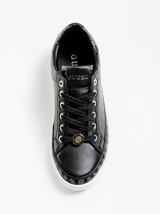 Sneakers combinada con cuero liso.