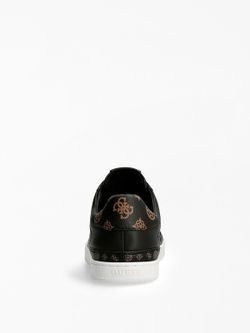 Sneakers combinada con cuero liso.