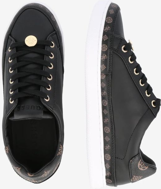 Sneakers combinada con cuero liso.