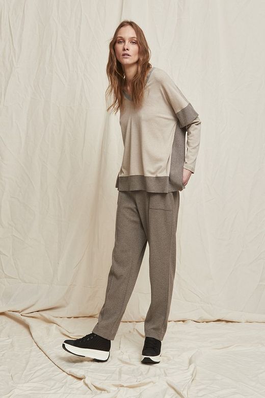 Sueter cuello pico. Oversize